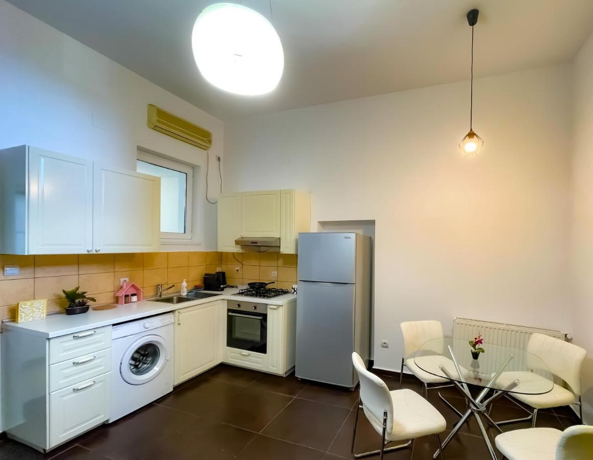 Apartament Cool Flat With Hot Tub In The Old Town Bukareszt Zewnętrze zdjęcie