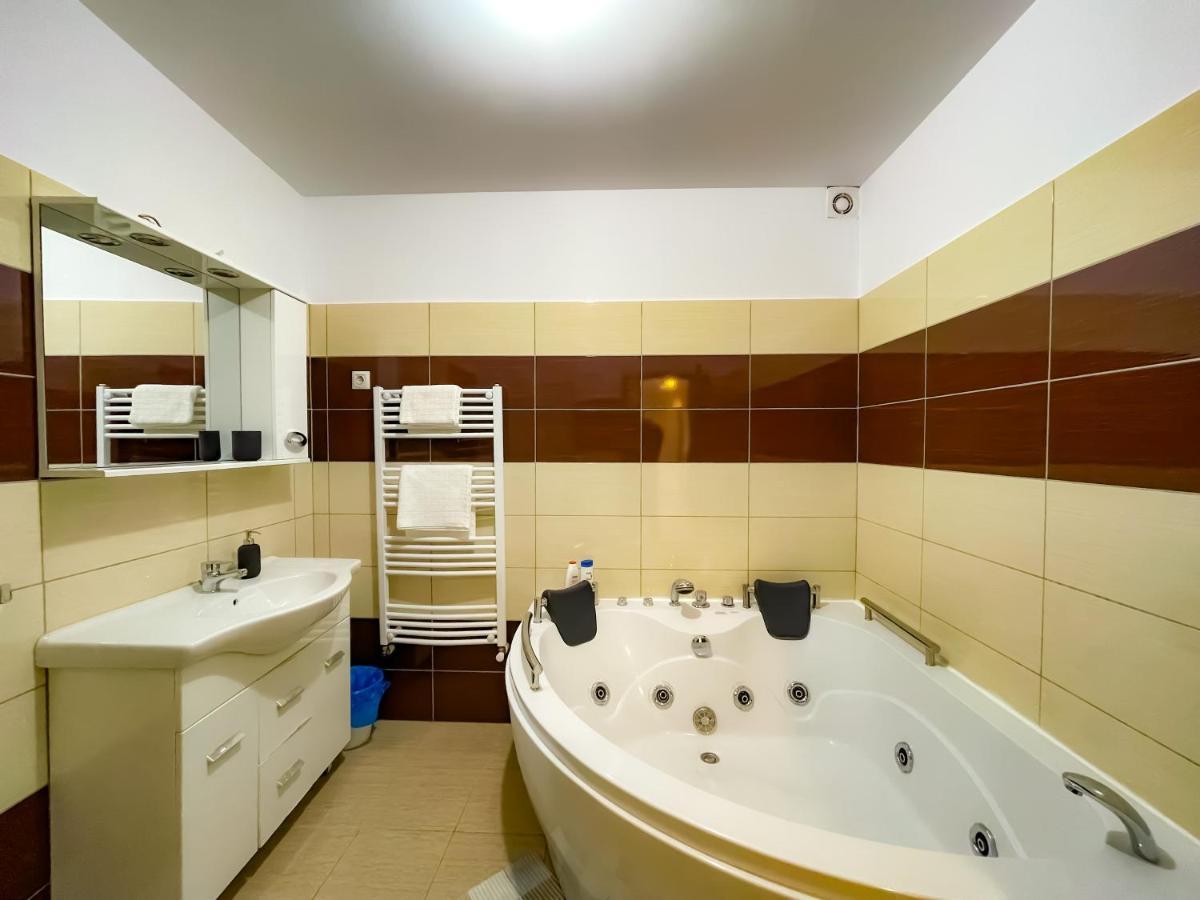 Apartament Cool Flat With Hot Tub In The Old Town Bukareszt Zewnętrze zdjęcie