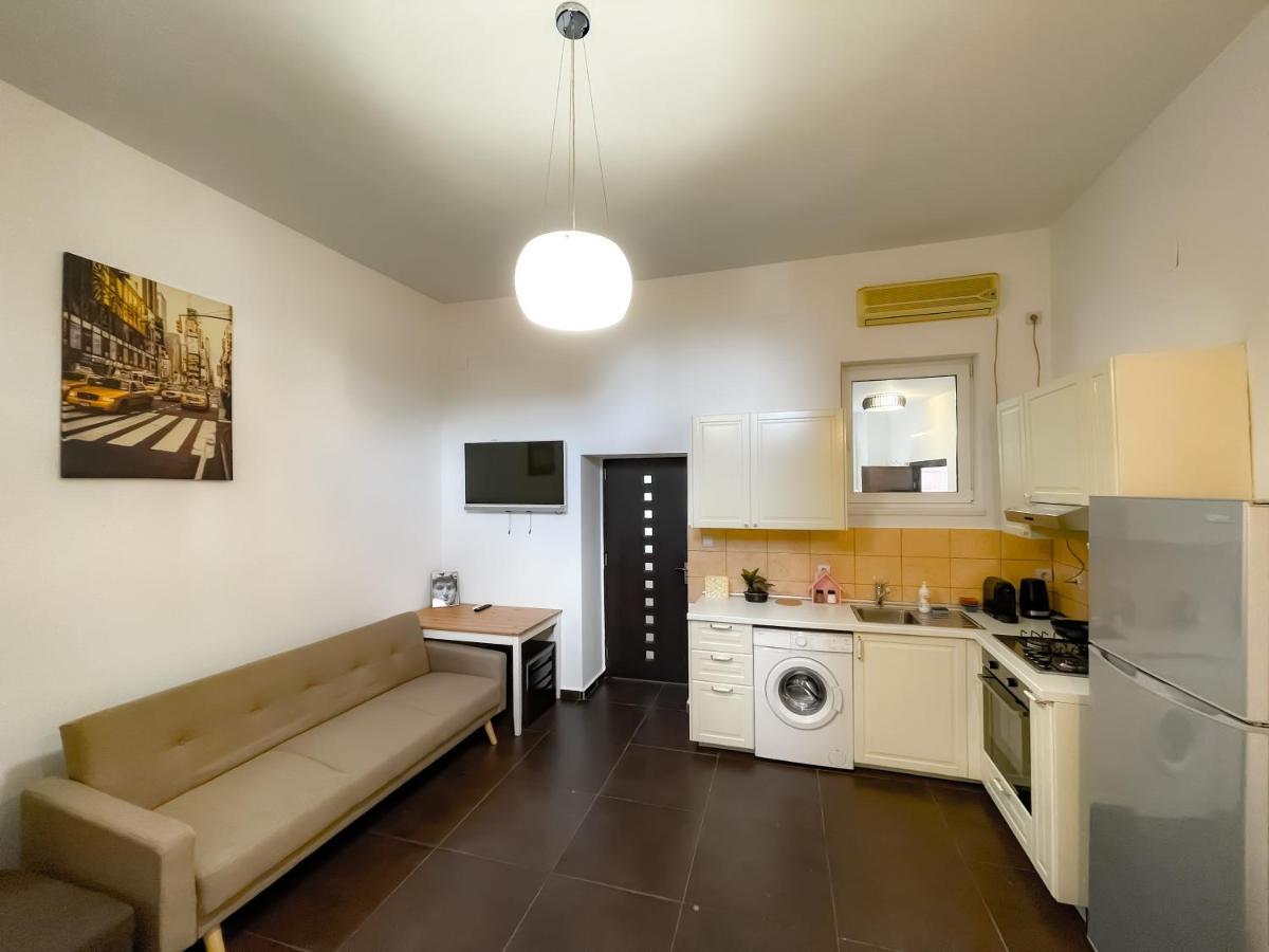 Apartament Cool Flat With Hot Tub In The Old Town Bukareszt Zewnętrze zdjęcie