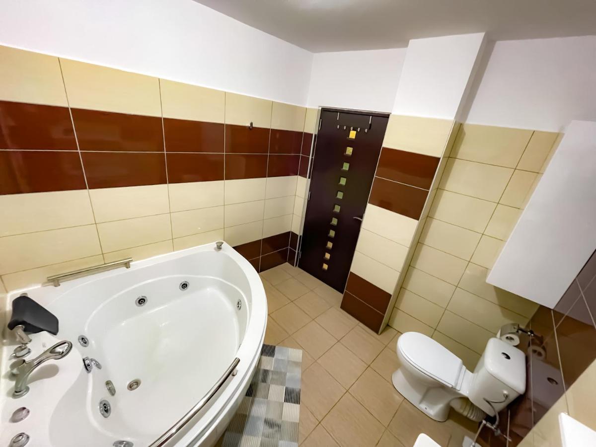 Apartament Cool Flat With Hot Tub In The Old Town Bukareszt Zewnętrze zdjęcie